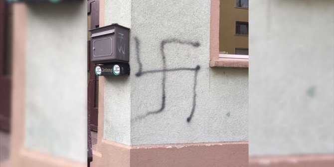 ALMANYA'DA BİR CAMİ DERNEĞİNE GAMALI HAÇ ÇİZİLDİ