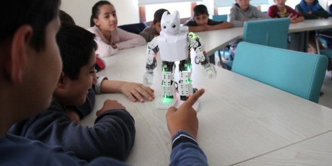 BU DA ZEYBEK OYNAYAN ROBOT