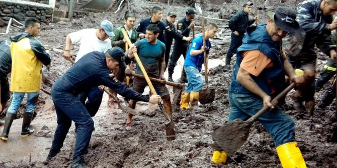 TOPRAK KAYDI 17 KİŞİ ÖLDÜ