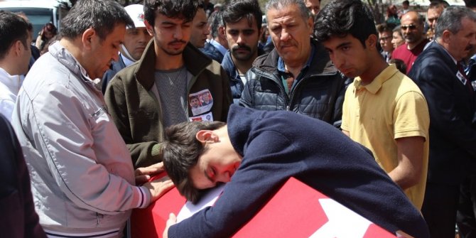 ŞEHİTLERE GÖZÜ YAŞLI VEDA