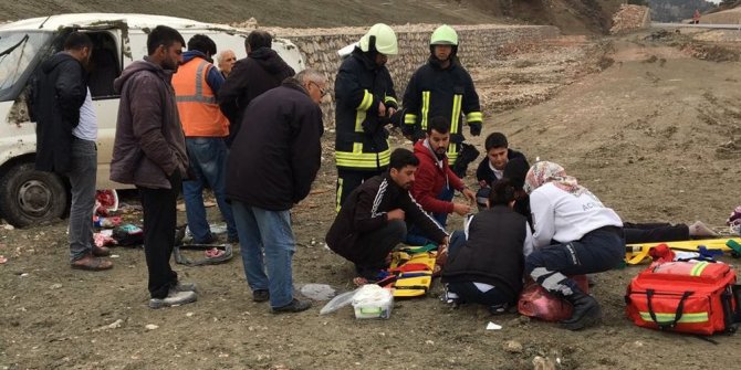 TİCARİ ARAÇ TAKLA ATTI: 1 ÖLÜ, 2 YARALI