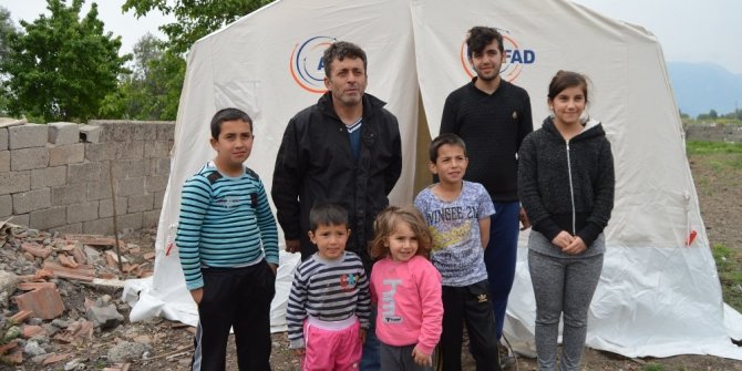 DEPREMZEDELER GECEYİ ÇADIRDA GEÇİRDİLER