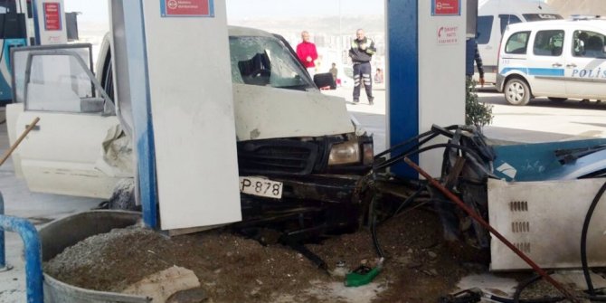 FRENİ BOŞALAN ARAÇ PETROL İSTASYONUNA GİRDİ: 6 YARALI