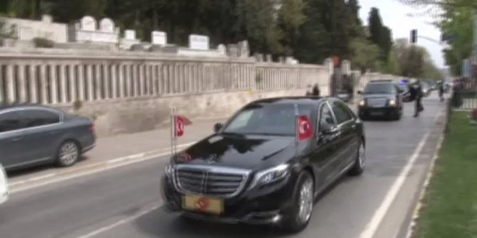 ERDOĞAN ANNE VE BABASININ KABRİNİ ZİYARET ETTİ