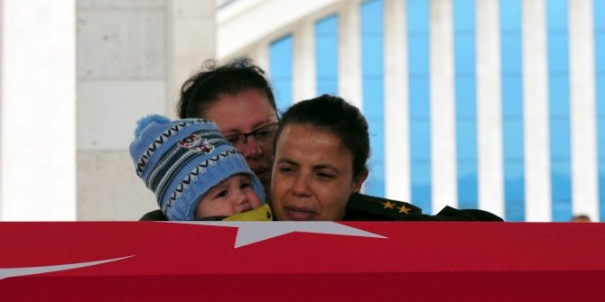 ŞEHİT EŞİNİ "GÖZÜN ARKADA KALMASIN" DİYE UĞURLADI