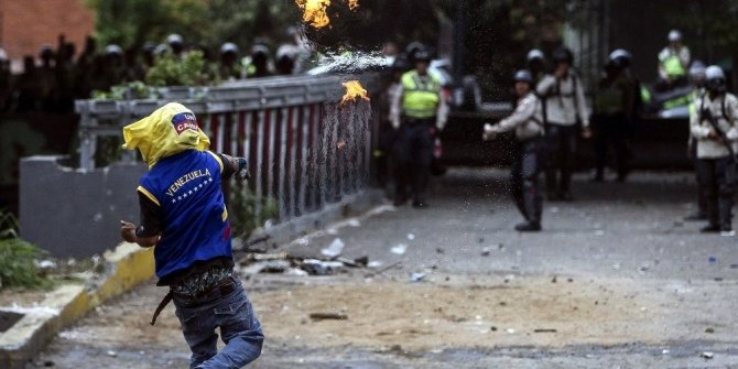 VENEZUELA’DAKİ PROTESTOLARDA ÖLÜ SAYISI 22’YE YÜKSELDİ