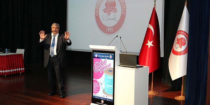 SDÜ TEKSTİL GÜNLERİ’NE KATILAN ABDULKADİR KONUKOĞLU: “TÜRKİYE TEKSTİLDE KALİTE VE MODADA İTALYA İLE YARIŞIYOR”