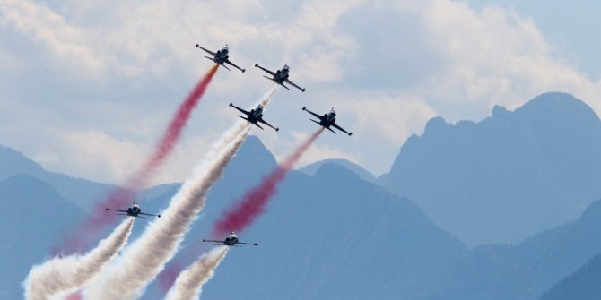 TÜRK YILDIZLARI’NDAN 23 NİSAN ŞOVU