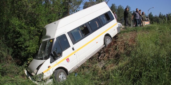 OTOMOBİL İLE ÖĞRENCİ SERVİSİ ÇARPIŞTI!  YARALILAR VAR