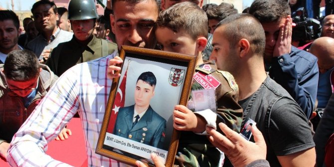 ŞEHİT BABALARINI ASKER ÜNİFORMASIYLA UĞURLADILAR