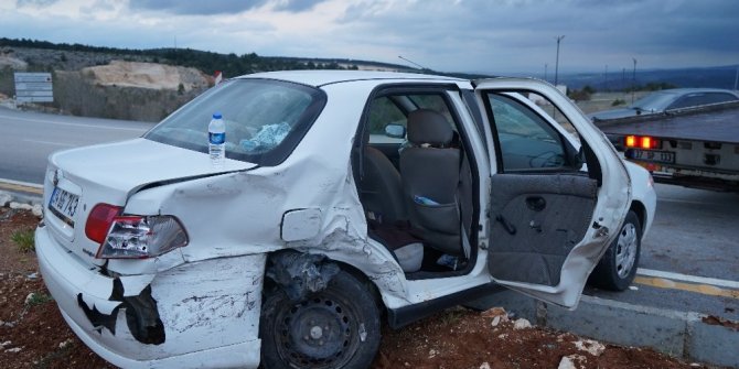 İKİ OTOMOBİL ÇARPIŞTI: 7 YARALI