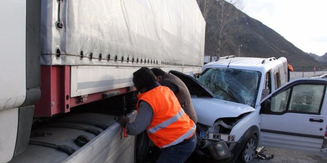 PANELVAN TIRIN ALTINA GİRDİ: 2 YARALI