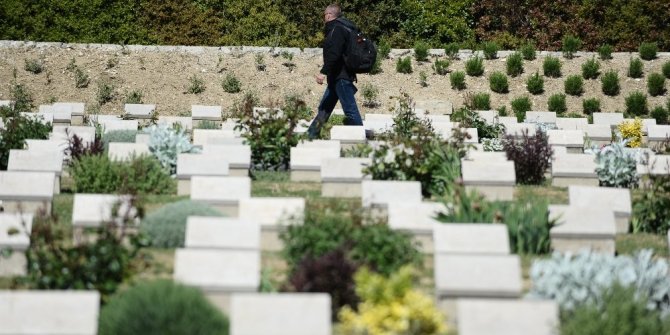 AVUSTRALYALILAR DEDELERİNİN MEZARINDA