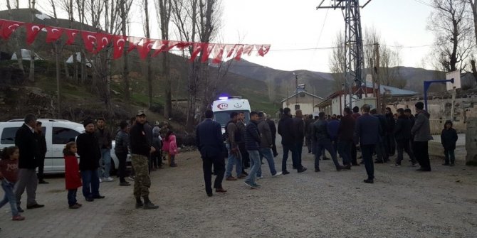 ŞEHİDİN TATVAN’DAKİ KÖYÜ BAYRAKLARLA DONATILDI