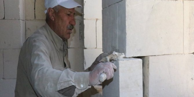 TAŞLARI SIRTLANARAK EKMEKLERİNİ TAŞTAN ÇIKARIYORLAR