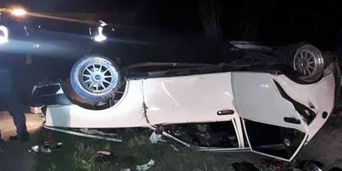 LASTİĞİ PATLAYAN OTOMOBİL TAKLA ATTI: YARALILAR VAR