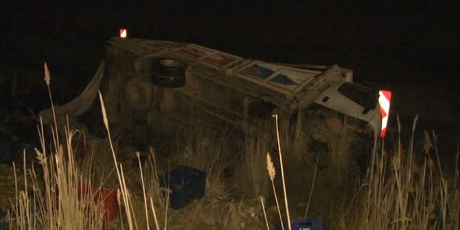 YOLCU OTOBÜSÜ İLE KAMYON ÇARPIŞTI: ÇOK SAYIDA YARALI VAR