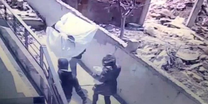 HIRSIZLAR PES DEDİRTTİ