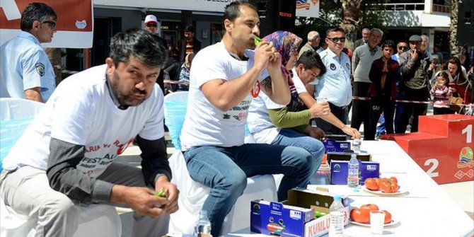 EN ÇOK ACI BİBERİ YEMEK İÇİN YARIŞTILAR