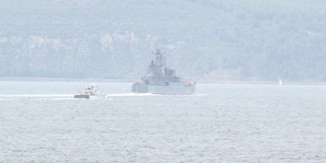 RUS ASKERİ GEMİSİ YÜK GEMİSİYLE ÇARPIŞTI