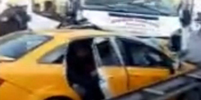 MİNİBÜSLE TAKSİ ÇARPIŞTI: 2 ÖLÜ, 3 YARALI