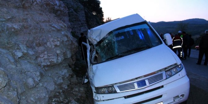 İŞÇİ SERVİSİ SU KANALINA UÇTU: 8 YARALI