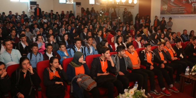 PAZARCIK’TA ‘LAFINI BALLA KESTİM’ İSİMLİ TİYATRO DÜZENLENDİ