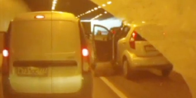 ARKASINDAKİ SÜRÜCÜYE KIZDI, KENDİ ARABASININ ALTINDA KALDI