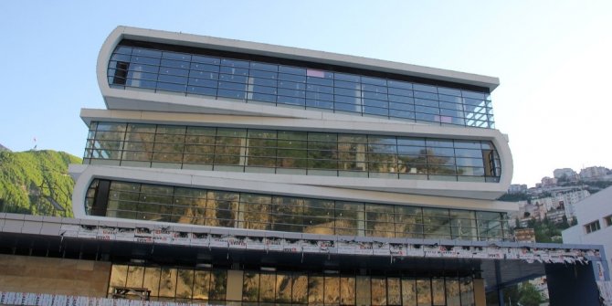 ARTVİN’İN KİTAP ŞEKİLLİ KÜTÜPHANESİ GÖRENLERİ HAYRAN BIRAKIYOR