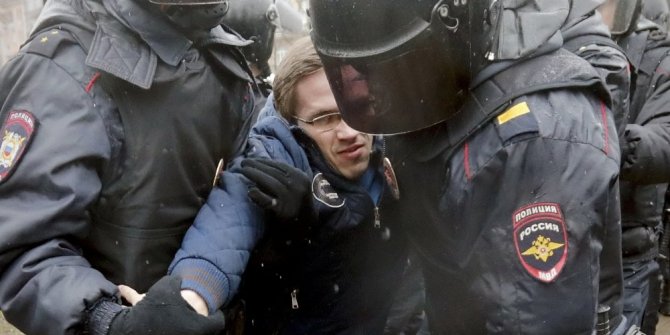 PUTİN KARŞITI GÖSTERİLERDE YÜZLERCE GÖZALTI