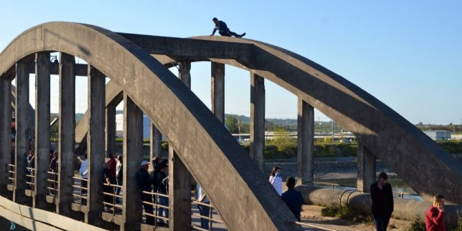 İNTİHARI POLİS ÖNLEDİ