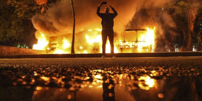 ARAÇLAR ATEŞE VERİLDİ, CADDELER TRAFİĞE KAPATILDI