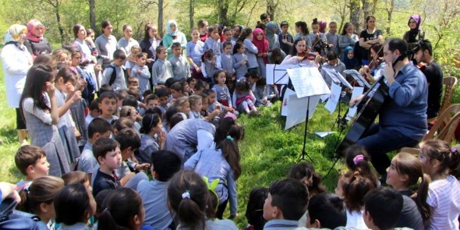 DAĞDA ORKESTRA KURUP KÖY ÇOCUKLARINA KONSER VERDİLER