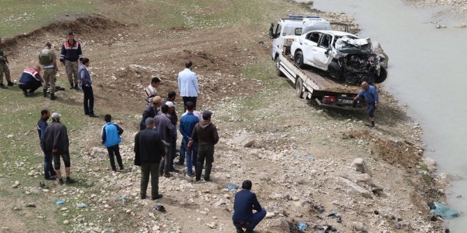 OTOMOBİL DEREYE UÇTU: 2 ÜNİVERSİTELİ HAYATINI KAYBETTİ