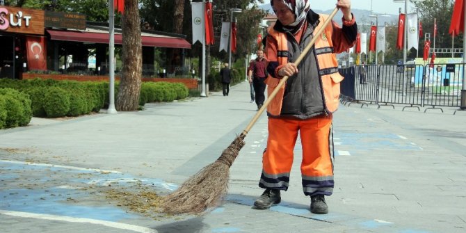 KADIN TEMİZLİK İŞÇİSİ: HALİMDEN MEMNUNUM