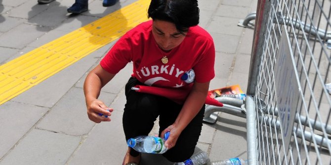 ÇÖP DİYE ATILAN ŞİŞELERİN KAPAKLARINI UMUT OLMAK İÇİN TOPLADILAR
