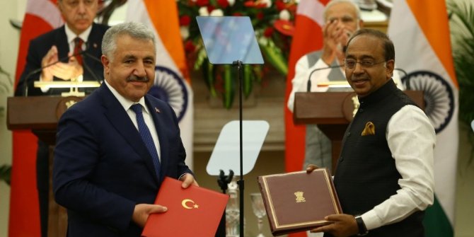 BAKAN ARSLAN HİNDİSTAN’DA MUTABAKAT ZAPTI’NA İMZA ATTI