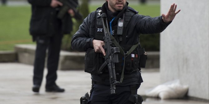 İNGİLTERE’DE 3 KADIN TERÖRİST YAKALANDI