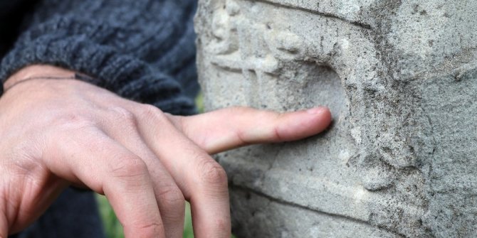 400 YILLIK MEZAR TAŞLARINDA KURŞUN İZLERİ