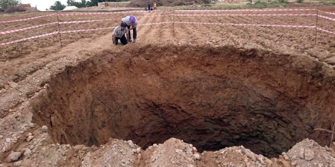 TARLANIN ORTASINDA DEV OBRUK OLUŞTU