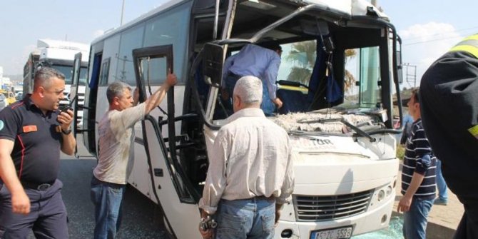 İŞÇİ SERVİSİ KAZA YAPTI: 10 YARALI