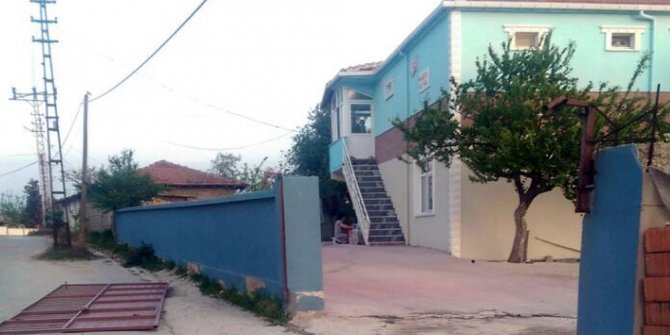 DEMİR KAPININ ALTINDA KALAN 2,5 YAŞINDAKİ ÇOCUK ÖLDÜ