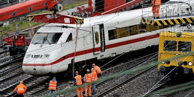 ALMANYA’DA HIZLI TREN RAYDAN ÇIKTI