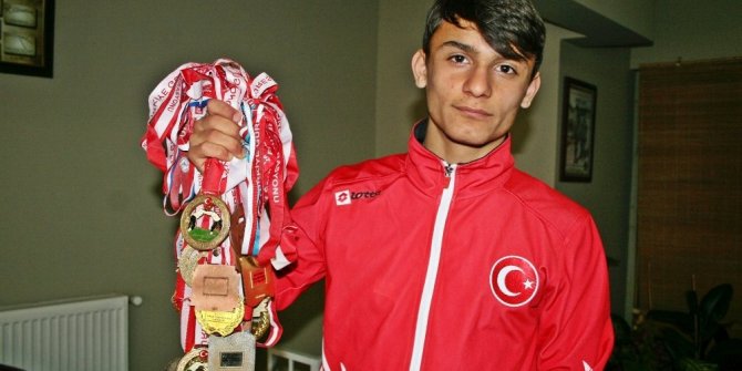 15 YAŞINDA 50 MADALYASI VAR