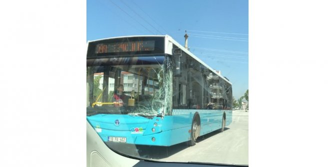 BELEDİYE OTOBÜSÜ İLE KAMYONET BÖYLE ÇARPIŞTI