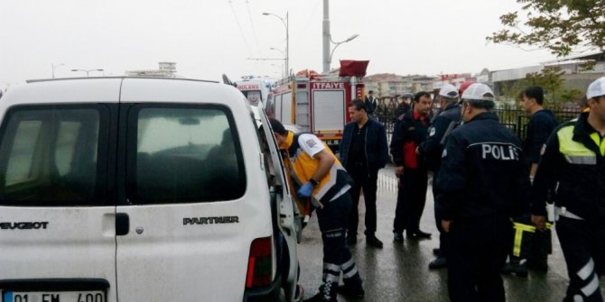 İŞÇİ SERVİSİ KAZA YAPTI: 13 YARALI