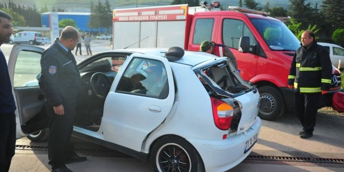 OTOMOBİL İLE MİNİBÜS ÇARPIŞTI: 5 YARALI