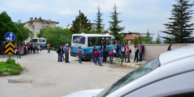 FRENİ PATLAYAN MİNİBÜS OKULUN BAHÇE DUVARINA ÇARPTI: 5 YARALI
