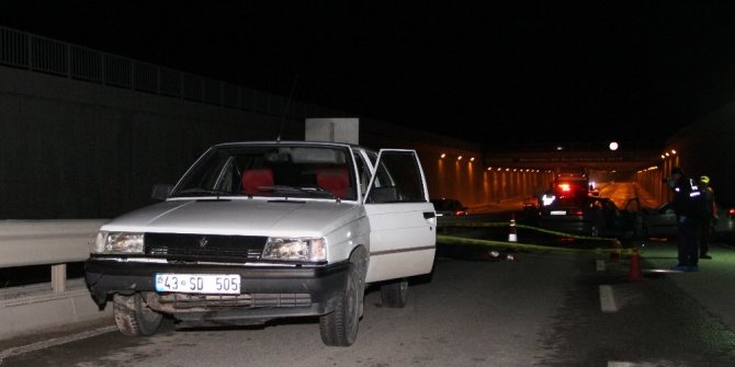 KAZADA YARALANAN SÜRÜCÜ BAŞKA ARACIN ALTINDA KALDI