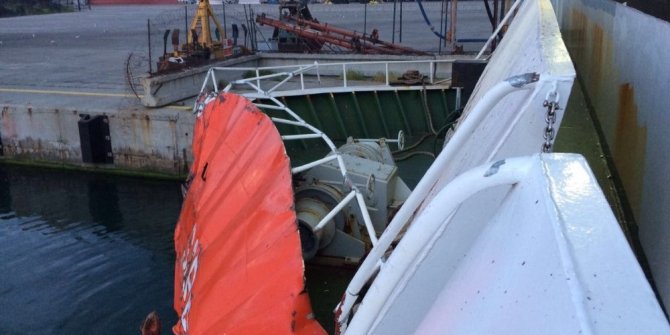 FERİBOTLA GEMİ ÇARPIŞTI